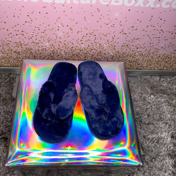 Slippers - Picture 2 of 4